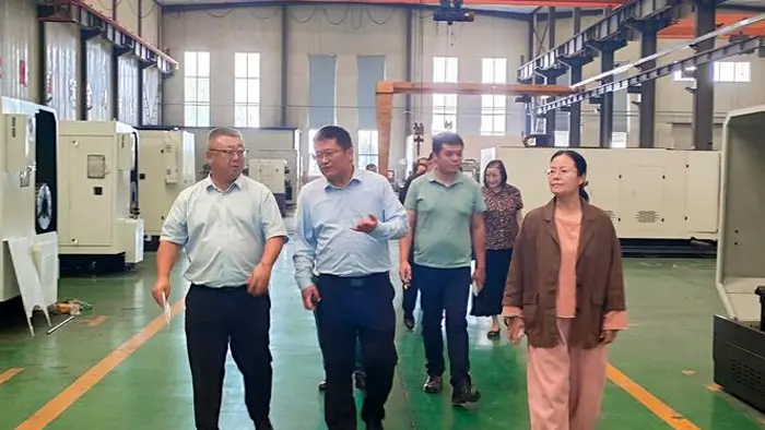 Zahraniční klienti navštívia továreň ťažkého priemyslu Qiansheng na kontrolu na mieste